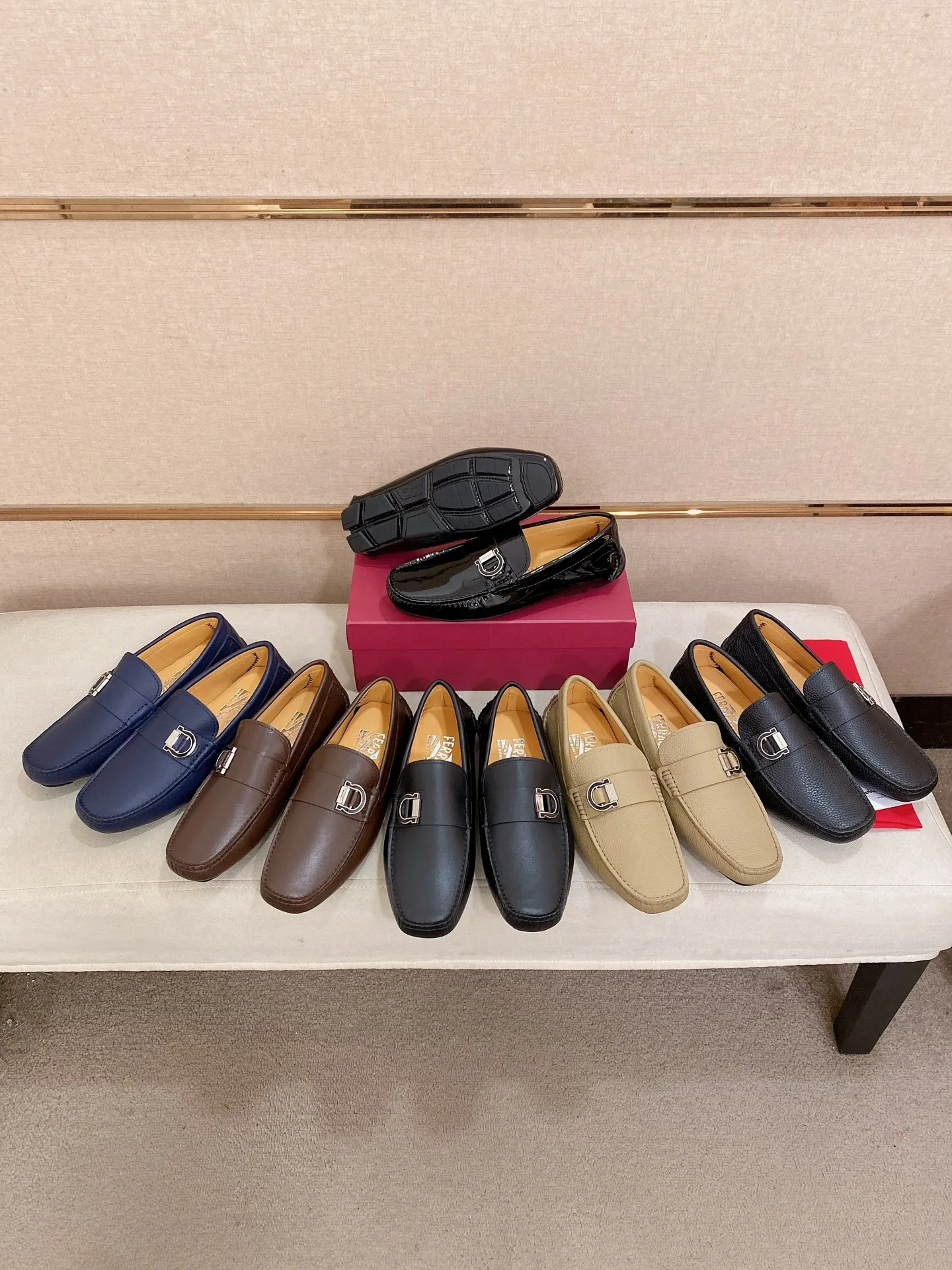 Men's shoes💰: 540💰High-end quality! Ferragamo🆕🆕Exclusive hot-selling products in stock🔥🔥New products on the shelves, high-quality Ferragamo men's pea shoes, high-end casual driving shoes, with complete packaging! 💪 💪 Material: imported first-layer pebbled cowhide 🐂 + imported high-quality water-dyed cowhide lining + wear-resistant outsole 👍🏻👍🏻 Features: high-end and comfortable, purely handmade 🚀 🚀 Create the perfect shoe that suits you best 🔥 🔥 Size: (38-44) 45 standard size can be customized!